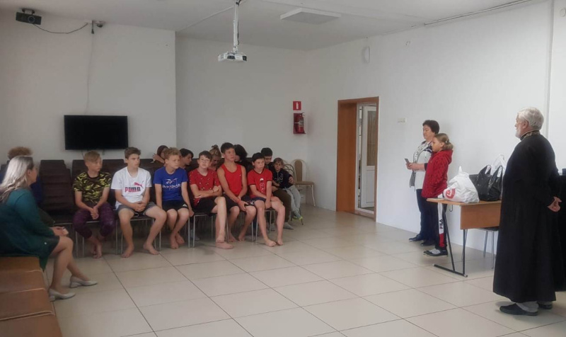 В Международный День защиты детей, благочинный Алтайского округа иерей Леонид Клепиков посетил КГБУ «Алтайский центр помощи детям»