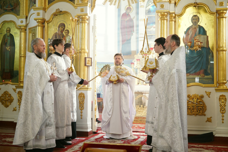 Во Вселенскую (мясопустную) родительскую субботу епископ Серафим совершил Божественную литургию в Успенском кафедральном соборе 