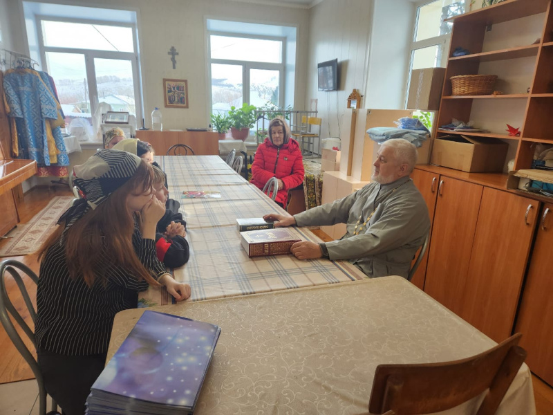 В дни празднования Крещения Господня в храме Покрова Пресвятой Богородицы села Алтайское состоялась встреча воспитанников школы-интерната со священником 