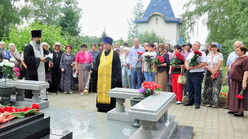 В годовщину гибели Михаила Евдокимова на месте его захоронения в поселке Верх-Обский совершено заупокойное богослужение 
