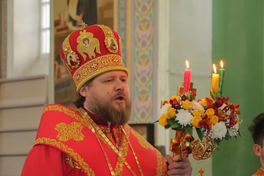 Епископ Серафим совершил Великую вечерню в 1-й день Пасхи