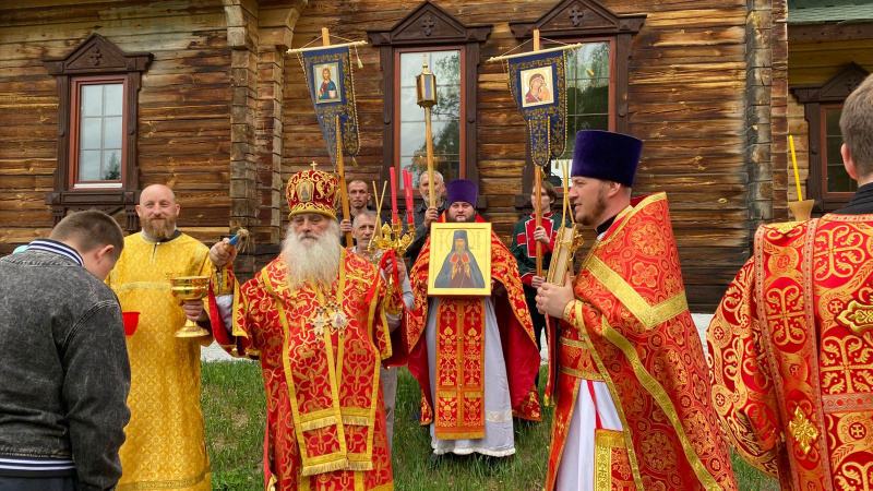 Митрополит Сергий совершил Божественную литургию в храме преподобного Макария Алтайского села Акутиха