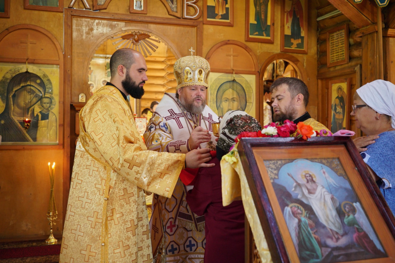 В Неделю 11-ю по Пятидесятнице епископ Серафим совершил Божественную литургию в храме Покрова Пресвятой Богородицы и святых апостолов Петра и Павла села Ельцовка