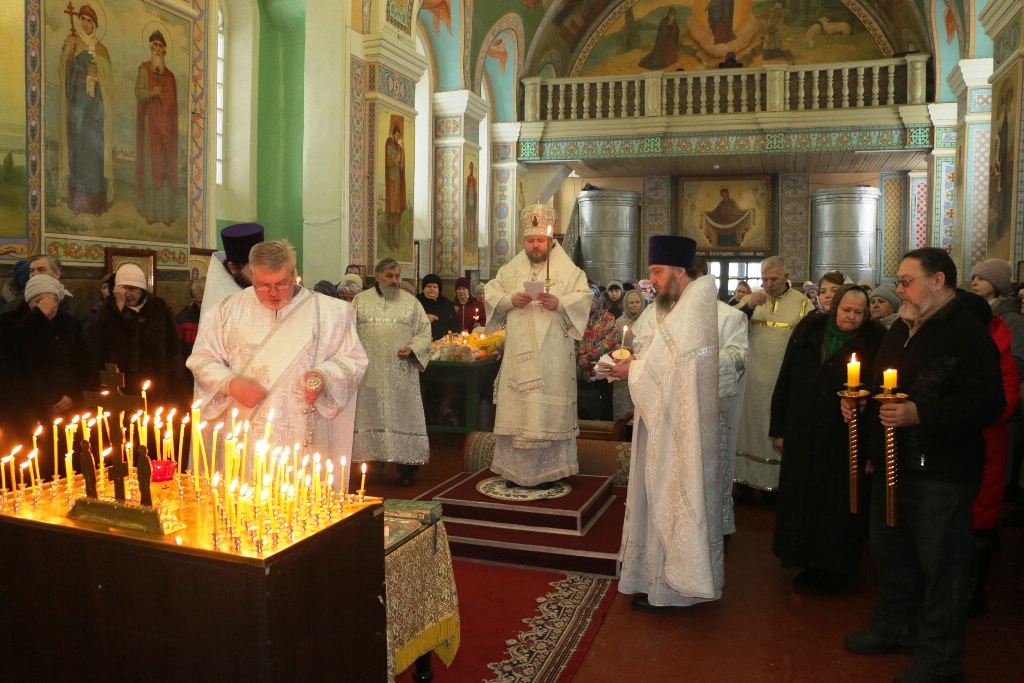 Епископ Бийский и Белокурихинский Серафим совершил Божественную литургию и панихиду Вселенской родительской субботы