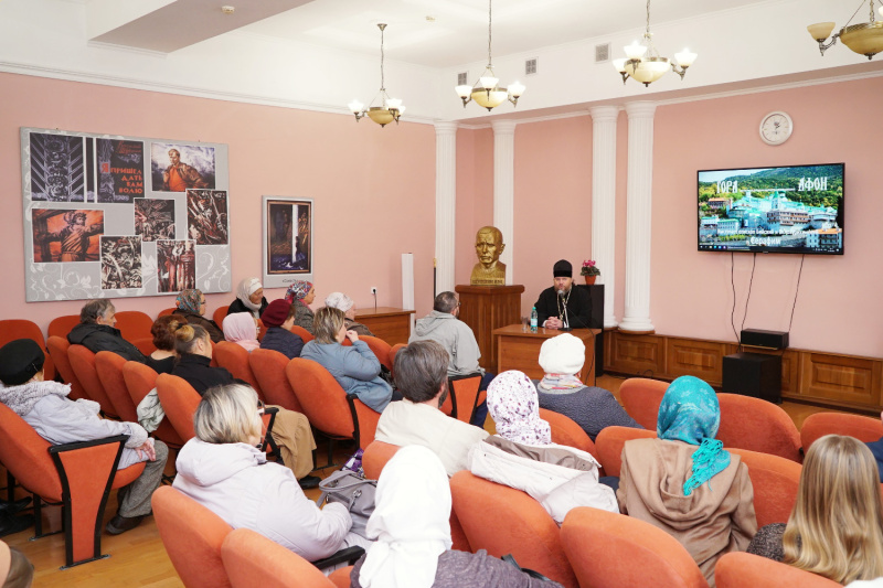 В центральной библиотеке города Бийска состоялась посветительская встреча с епископом Серафимом, посвященная монашеской республике на горе Афон