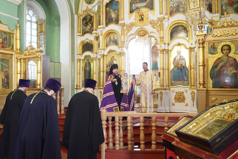 Накануне дня памяти святителя Макария (Невского) епископ Серафим совершил всенощное бдение в Успенском кафедральном соборе