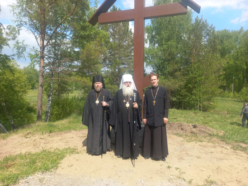 Освящение поклонного креста на источнике поблизости от села Акутиха Быстроистокского района