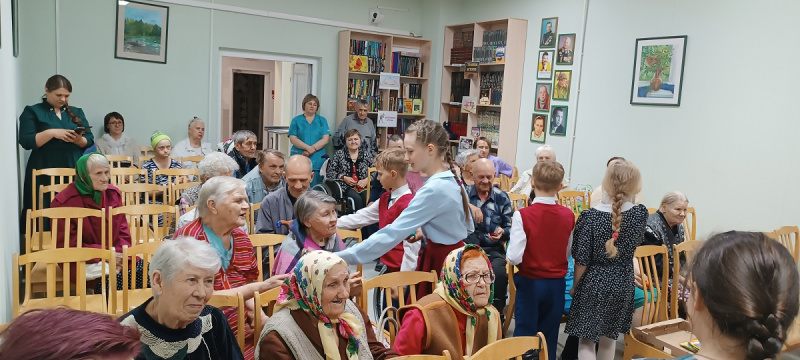 Настоятель Покровского храма Свято-Макарьевской мужской монашеской общины и воспитанники воскресной школы посетили дом-интернат для инвалидов и престарелых
