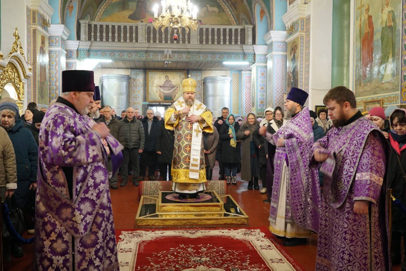 В Неделю 1-ю Великого поста, Торжества Православия, епископ Серафим совершил Божественную литургию и диаконскую хиротонию в Успенском кафедральном соборе 