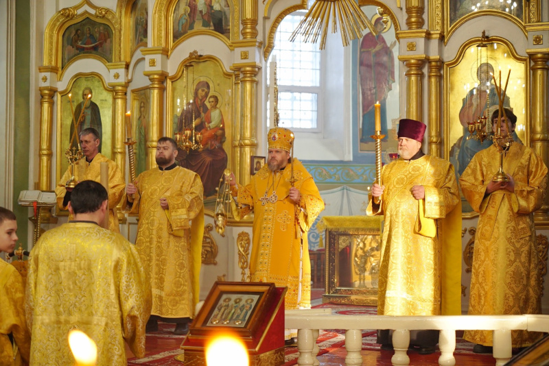 Накануне Недели сыропустной епископ Серафим совершил всенощное бдение в Успенском кафедральном соборе