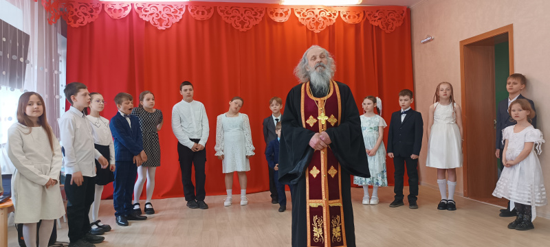 В праздник Светлого Христова Воскресения настоятель храма Покрова Пресвятой Богородицы Свято-Макарьевской монашеской общины вместе с детской воскресной школой посетил центр для детей, оставшихся без попечения родителей