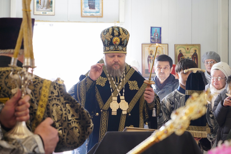 Накануне понедельника седмицы 4-й Великого поста епископ Серафим совершил Пассию в храме Преображения Господня города Бийска