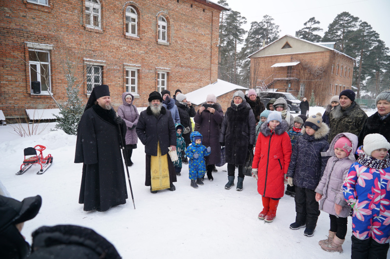 На территории Покровского храма Свято-Макарьевской мужской монашеской общины состоялось открытие рождественского вертепа