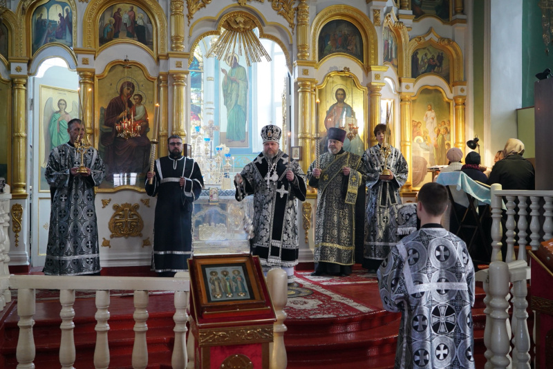 Накануне Великой Среды епископ Серафим совершил вечернее богослужение в Успенском кафедральном соборе