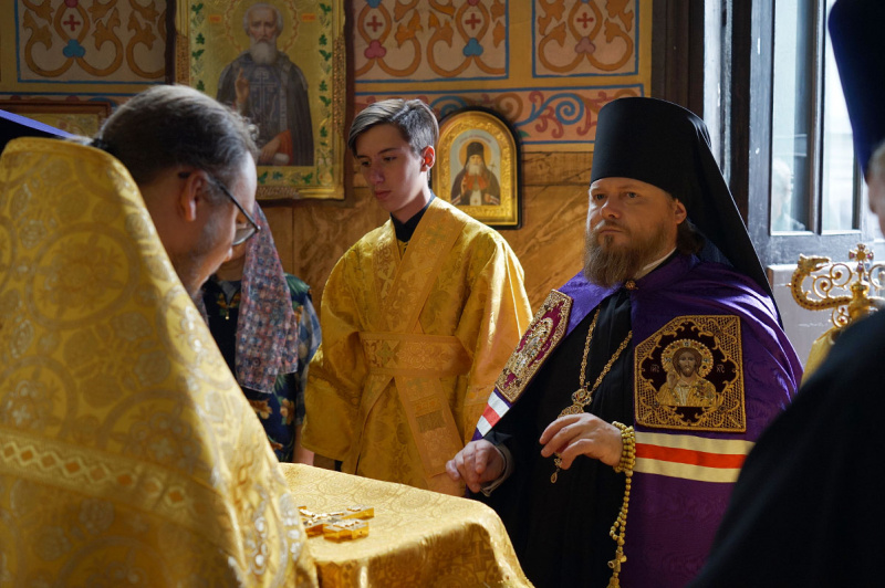 Епископ Серафим совершил Всенощное бдение накануне памяти святых Апостолов Петра и Павла