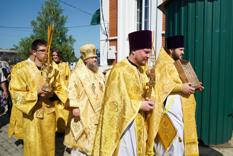 В праздник святых апостолов Петра и Павла епископ Серафим совершил Божественную литургию в селе Петропавловское 