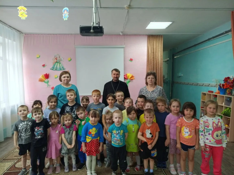 В преддверии праздника Пасхи священник посетил детский сад «Светлячок» в селе Алтайское и провел беседу с его воспитанниками 