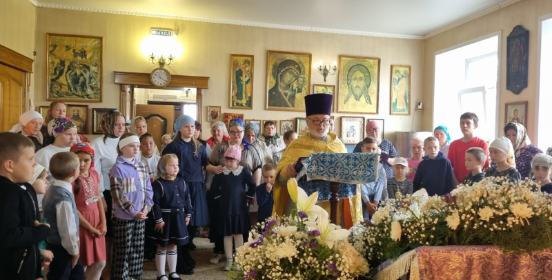 В храме Покрова Пресвятой Богородицы села Алтайское совершен молебен на начало учебного года 