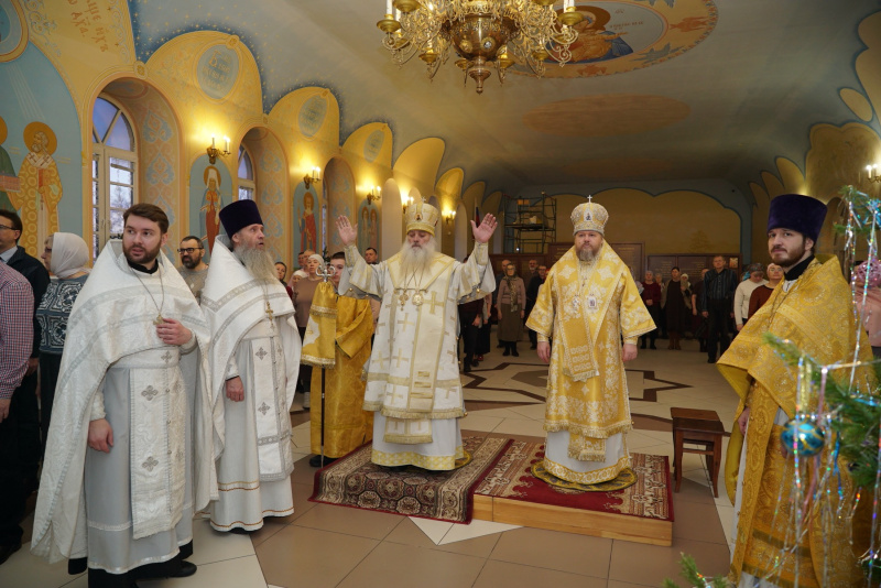 В Неделю 31-ю по Пятидесятнице, по Рождестве Христовом, митрополит Сергий и епископ Серафим совершили Божественную литургию в храме Православной школы города Бийска
