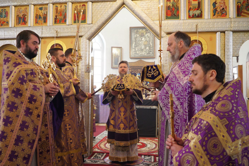 В день памяти великомученика Феодора Тирона епископ Серафим совершил Божественную литургию в Пантелеимоновском соборе города Белокурихи