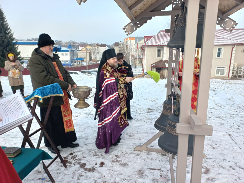 Преосвященный Серафим совершил чин освящения колоколов на месте строительства нового храма в городе Белокуриха 
