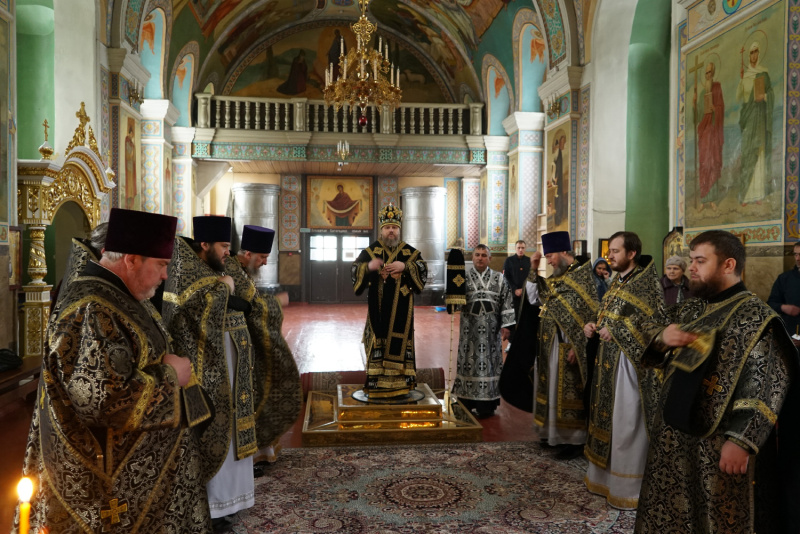 В Великий Понедельник епископ Серафим совершил литургию Преждеосвященных Даров в Успенском кафедральном соборе 