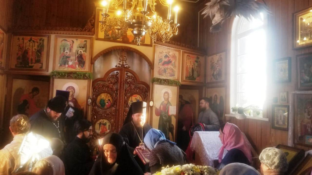 Епископ Серафим совершил Божественную литургию в Троицком храме села Малоугренево