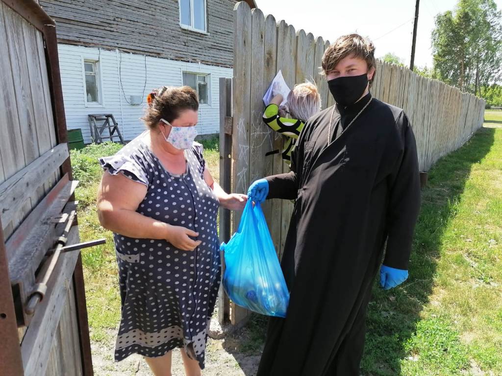 Бийская епархия оказала материальную помощь многодетным и нуждающимся семьям Петропавловского района 