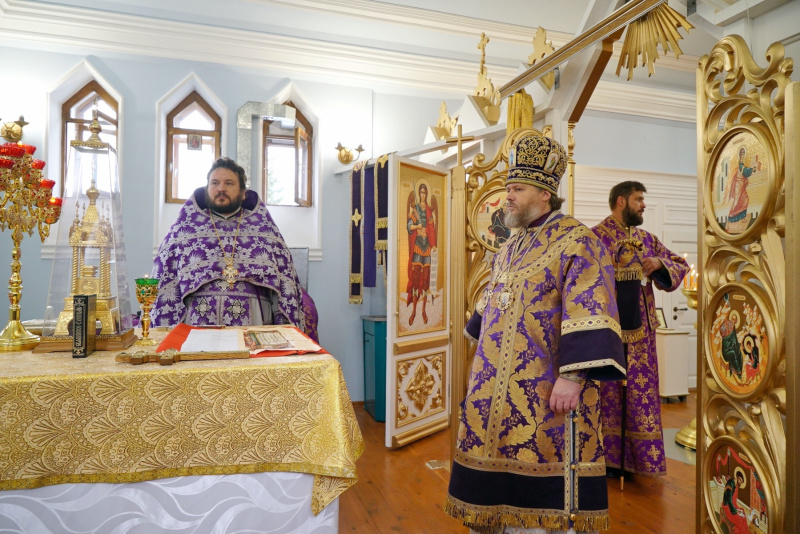 В праздник Крестовоздвижения епископ Серафим совершил Божественную литургию в храме святителя Димитрия Ростовского Бийского архиерейского подворья