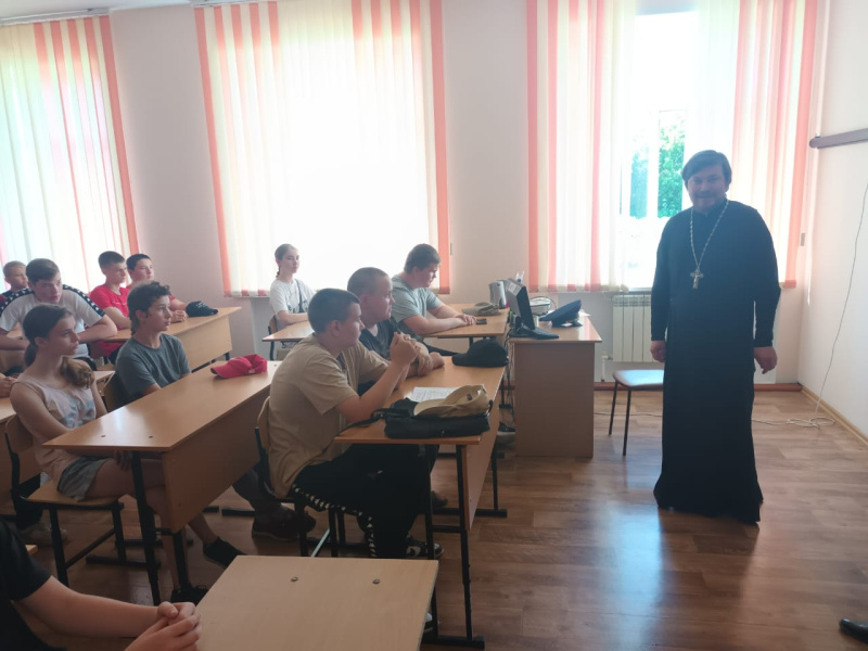 Благочинный Петропавловского округа провел встречу с учениками школы 