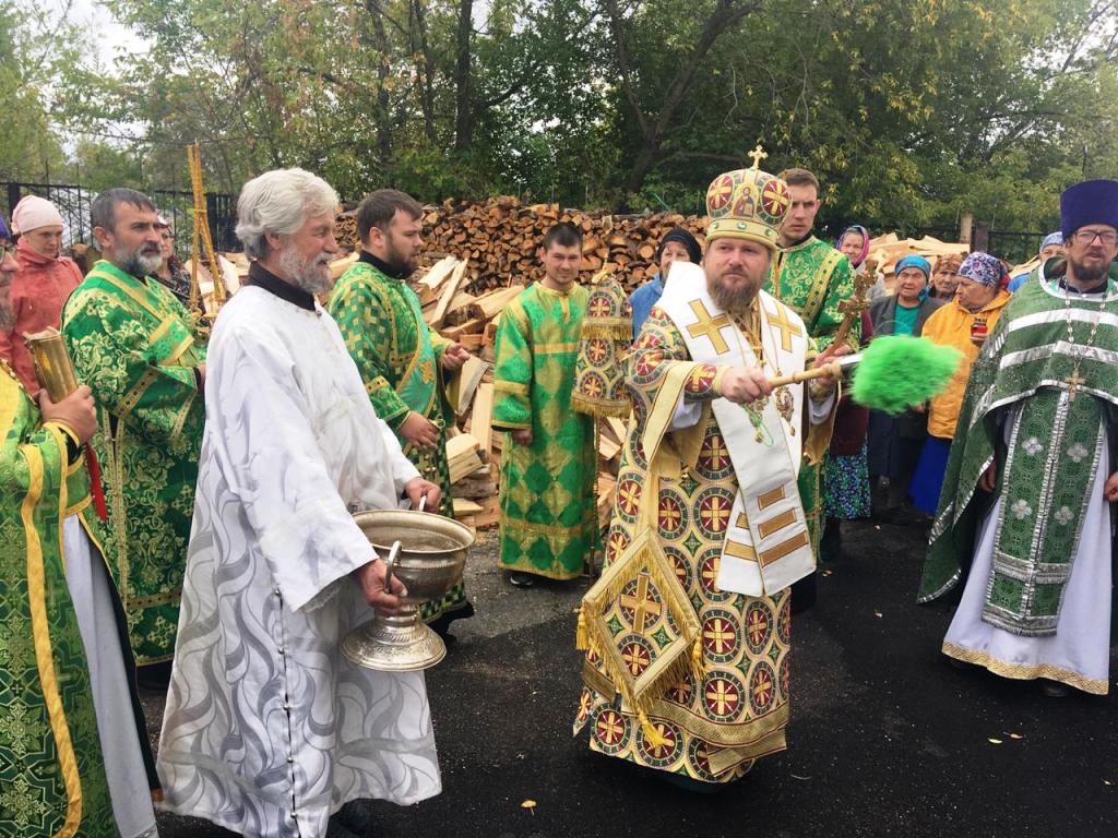 В день памяти благоверного князя Александра Невского епископ Серафим совершил Божественную литургию в Александро-Невском храме села Одинцовка