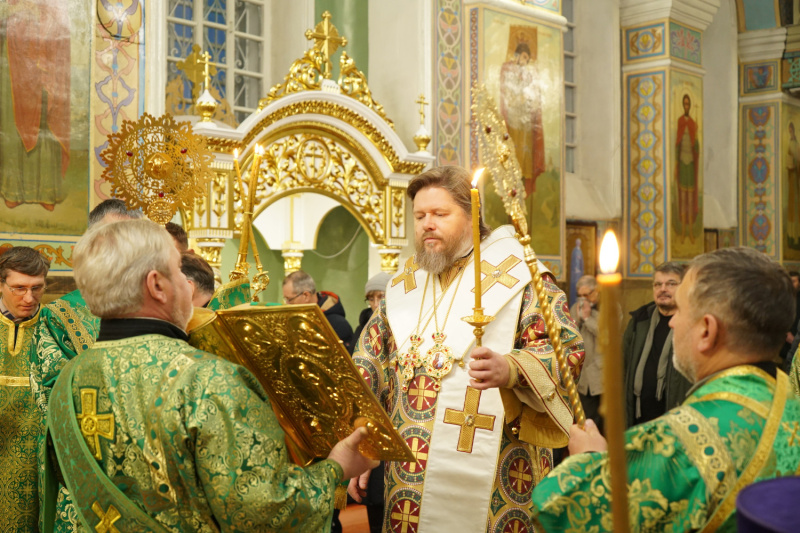 Накануне дня памяти святого благоверного князя Александра Невского епископ Серафим совершил вечернее богослужение в Успенском кафедральном соборе
