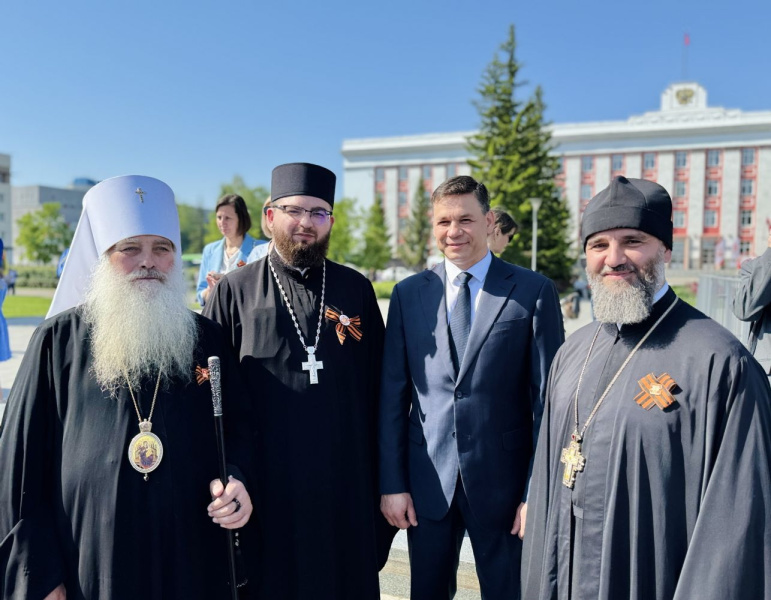 Митрополит Сергий и благочинные Барнаула приняли участие в параде по случаю 80-летия Победы в Великой Отечественной войне