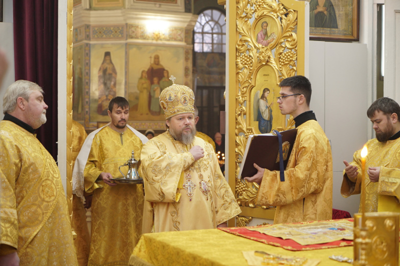 В день памяти святителя Спиридона Тримифунтского епископ Серафим совершил Божественную литургию в Успенском кафедральном соборе 