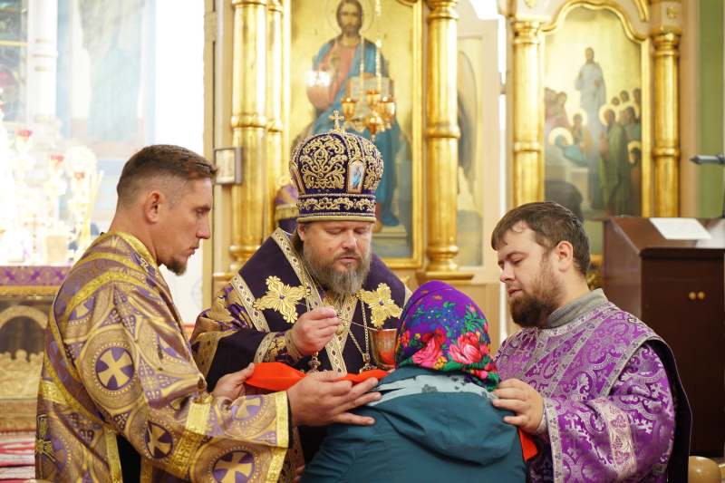 В праздник Крестовоздвижения епископ Серафим совершил Божественную литургию в Успенском кафедральном соборе 