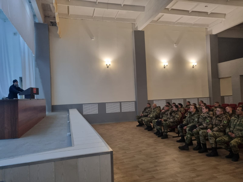 Руководитель отдела по взаимодействию с вооруженными силами и правоохранительными органами провел тематическое занятие в воинской части службы Росгвардии