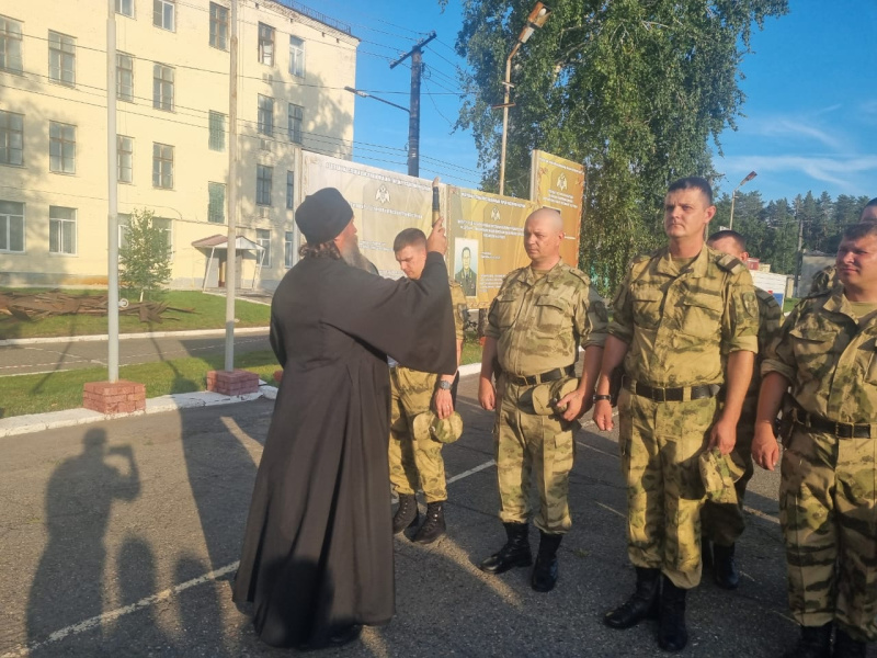 В день памяти равноапостольного князя Владимира руководитель отдела по взаимодействию с вооружёнными силами и правоохранительными органами совершил молебен в воинской части 