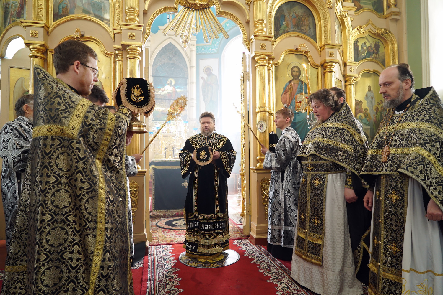 Служба в страстной понедельник. Литургия Преждеосвященных Даров. Музеи Бийска архиереи. Епископ в соборе страшный. Бийская Церковь Успенская.