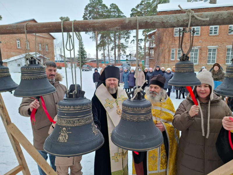 Владыка Серафим совершил чин освящения колоколов храма Покрова Пресвятой Богородицы Свято-Макарьевской монашеской общины города Бийска 