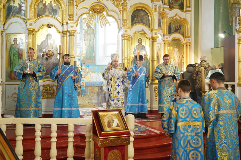 Накануне праздника Похвалы Божией Матери (Субботы Акафиста) епископ Серафим совершил вечернее богослужение в Успенском кафедральном соборе