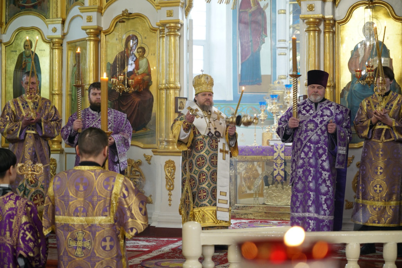 Накануне Недели 1-й Великого поста, Торжества Православия, епископ Серафим совершил всенощное бдение в Успенском кафедральном соборе 