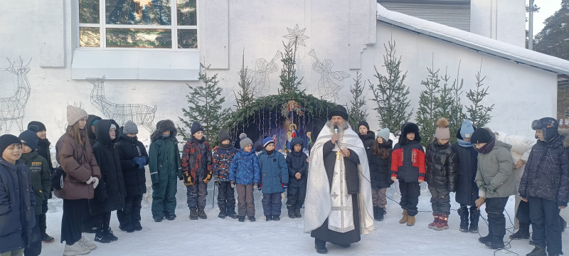 На территории храма Покрова Пресвятой Богородицы Свято-Макарьевской монашеской общины состоялось открытие Рождественского вертепа 