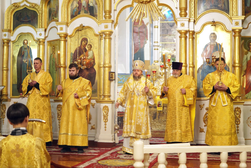 Накануне дня памяти апостола Андрея Первозванного епископ Серафим совершил вечернее богослужение в Успенском кафедральном соборе 