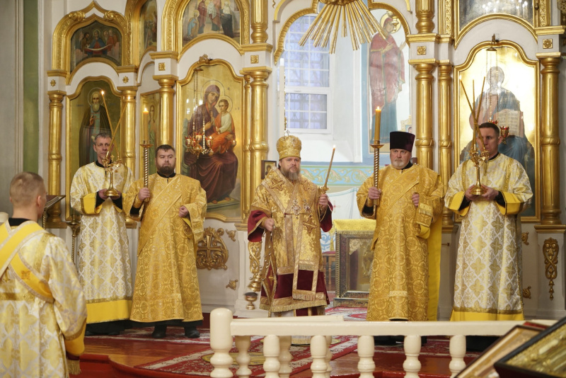 В канун Недели 29-й по Пятидесятнице епископ Серафим совершил всенощное бдение в Успенском кафедральном соборе