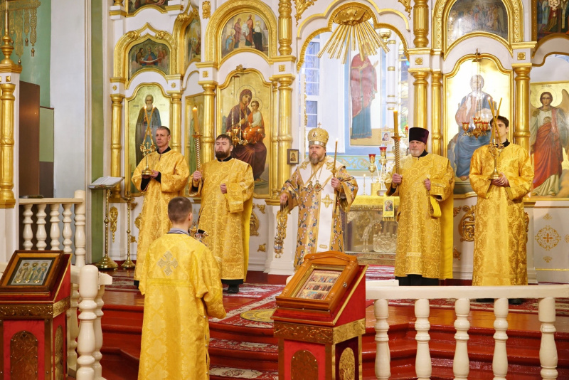 Накануне праздника Обрезания Господня епископ Серафим совершил всенощное бдение в Успенском кафедральном соборе 