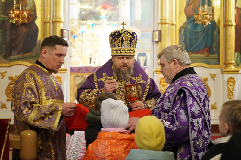 В Неделю 1-ю Великого поста, Торжества Православия, епископ Серафим совершил Божественную литургию в Успенском кафедральном соборе 
