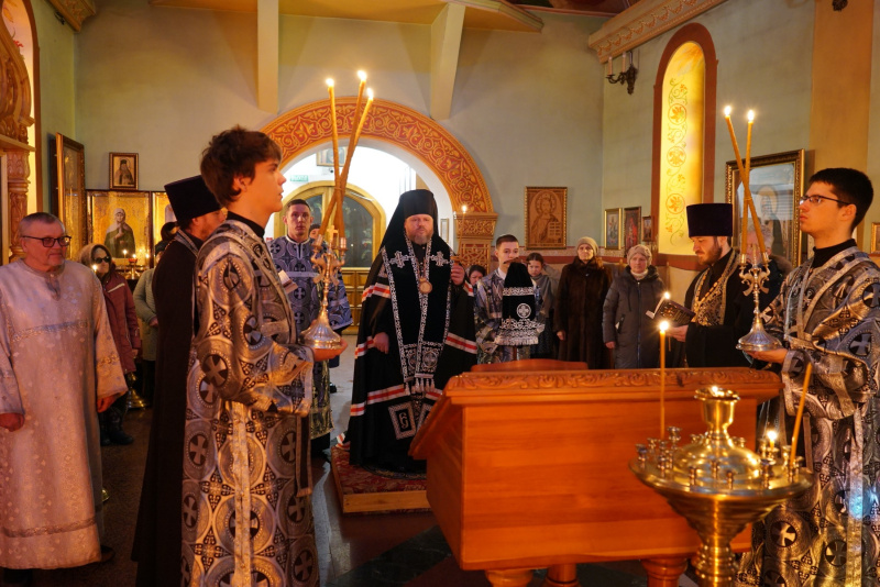 Во вторник первой седмицы Великого поста епископ Серафим совершил великое повечерие с чтением канона Андрея Критского в храме великомученицы Екатерины села Сростки 