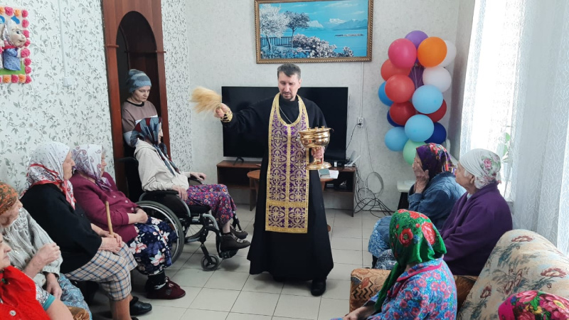 Священник Покровского храма села Алтайское посетил дом-интернат для престарелых и инвалидов