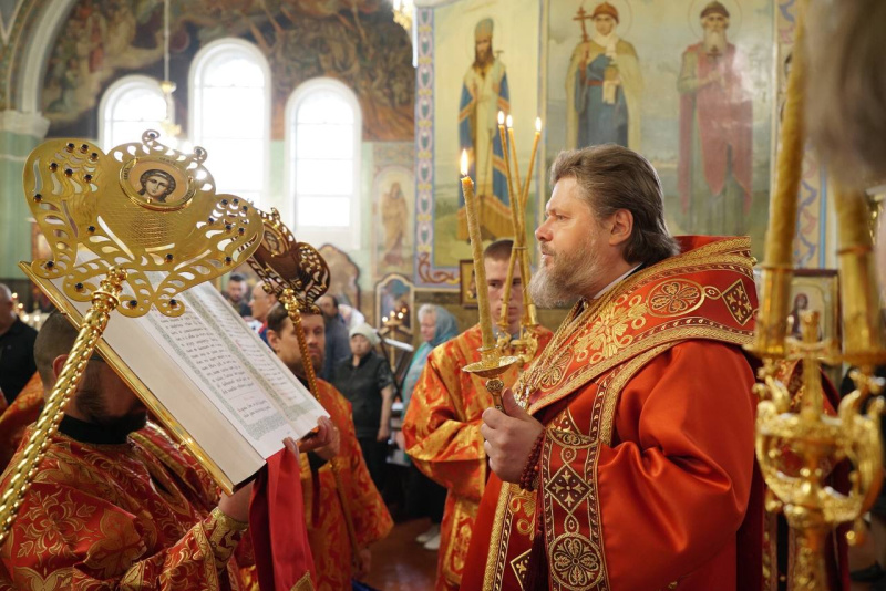 Накануне Недели 4-й по Пасхе епископ Серафим совершил всенощное бдение в Успенском кафедральном соборе
