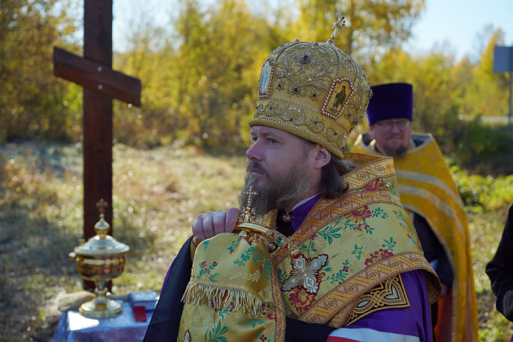 Епископ Серафим освятил поклонный крест в Алтайском районе